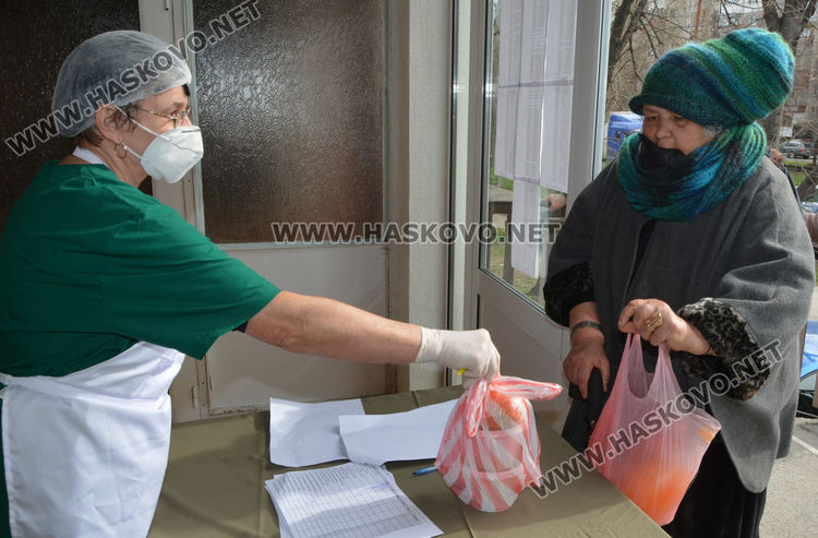 Пиле с ориз и леща за &bdquo;топъл обяд&ldquo; на нуждаещи се в Хасково
