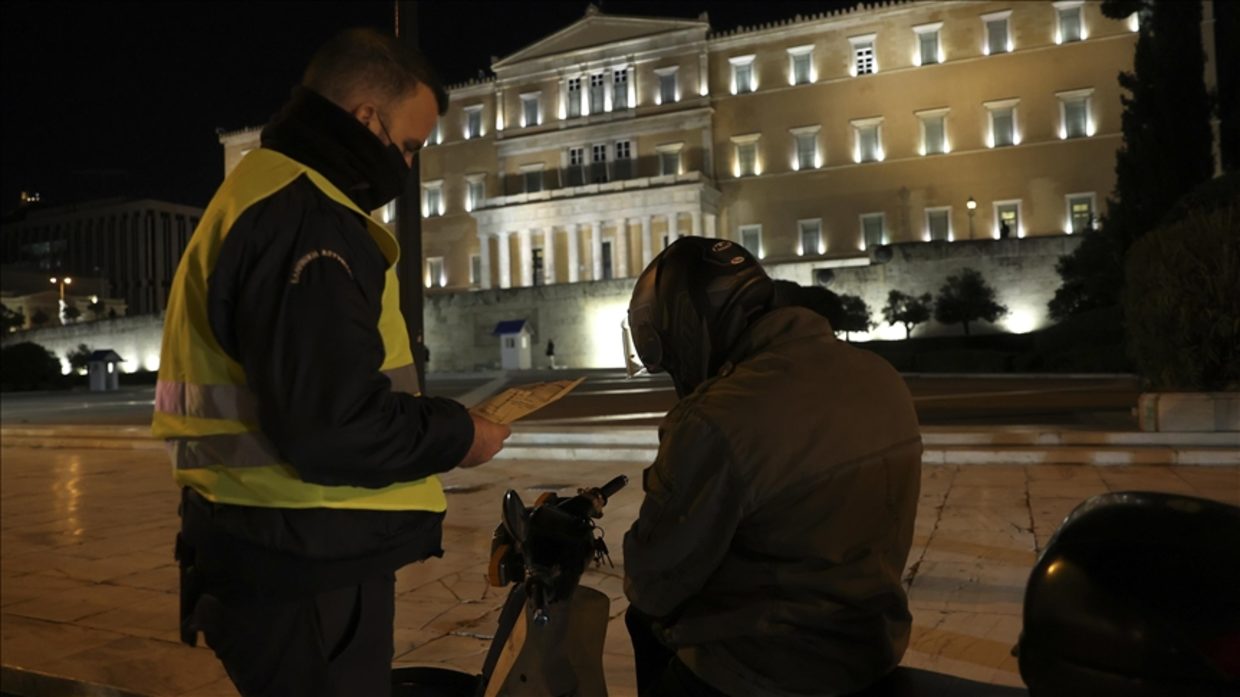 Търговията на дребно и училищата в Атина затварят