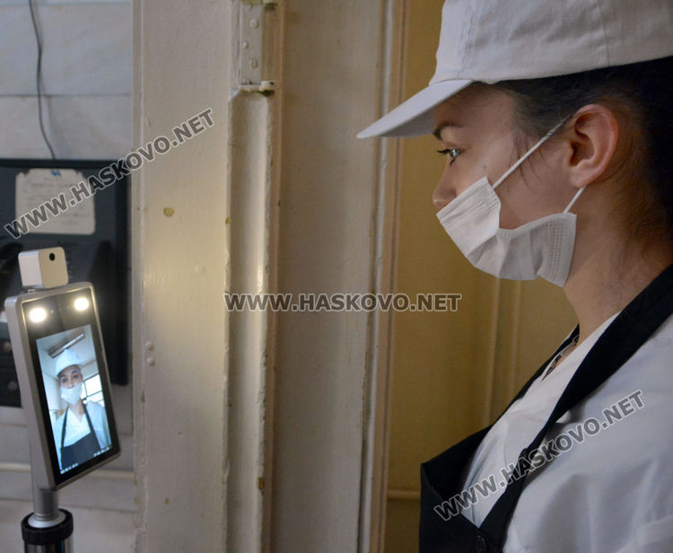 Всички ученици минават през термален дисплей, поставен във фоайето на ПГТ