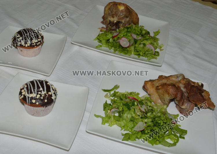 Гимназията по туризъм приготви обяд за медиците в Хасково след дарение от месар