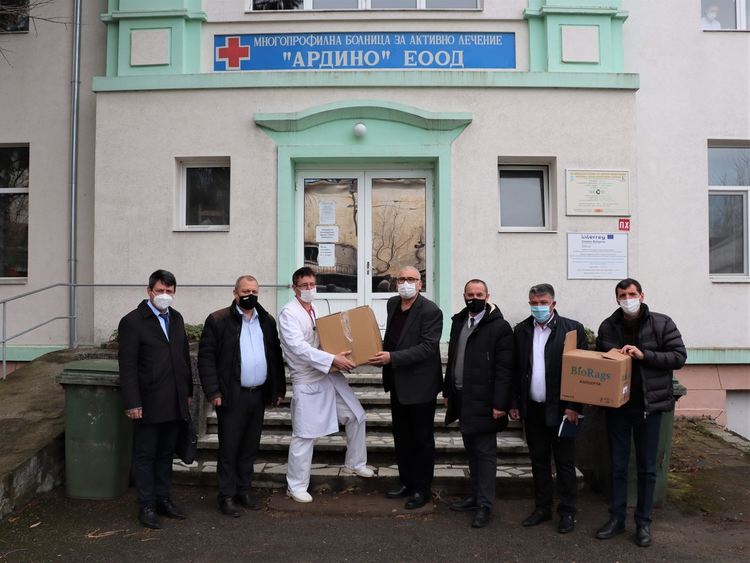 Дариха предпазни маски и защитни облекла на болницата в Ардино