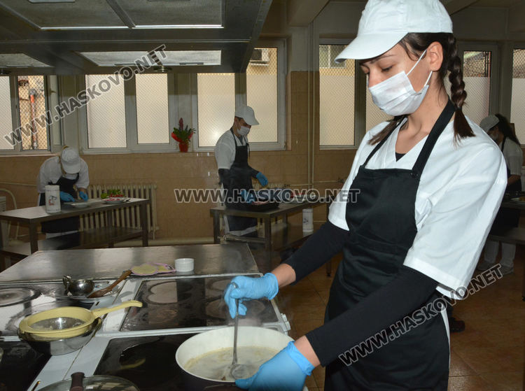 Гимназията по туризъм приготви обяд за медиците в Хасково след дарение от месар