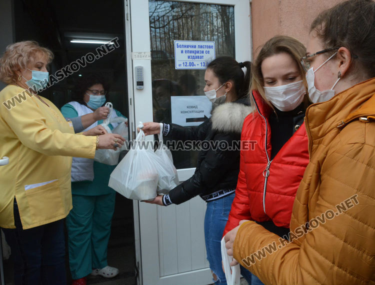 Гимназията по туризъм приготви обяд за медиците в Хасково след дарение от месар
