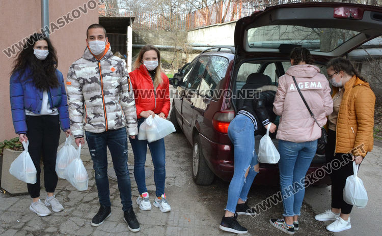 Гимназията по туризъм приготви обяд за медиците в Хасково след дарение от месар