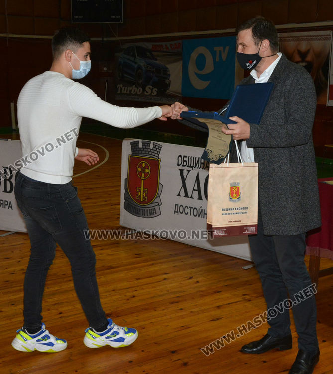 Емирджан Мехмед (вляво)