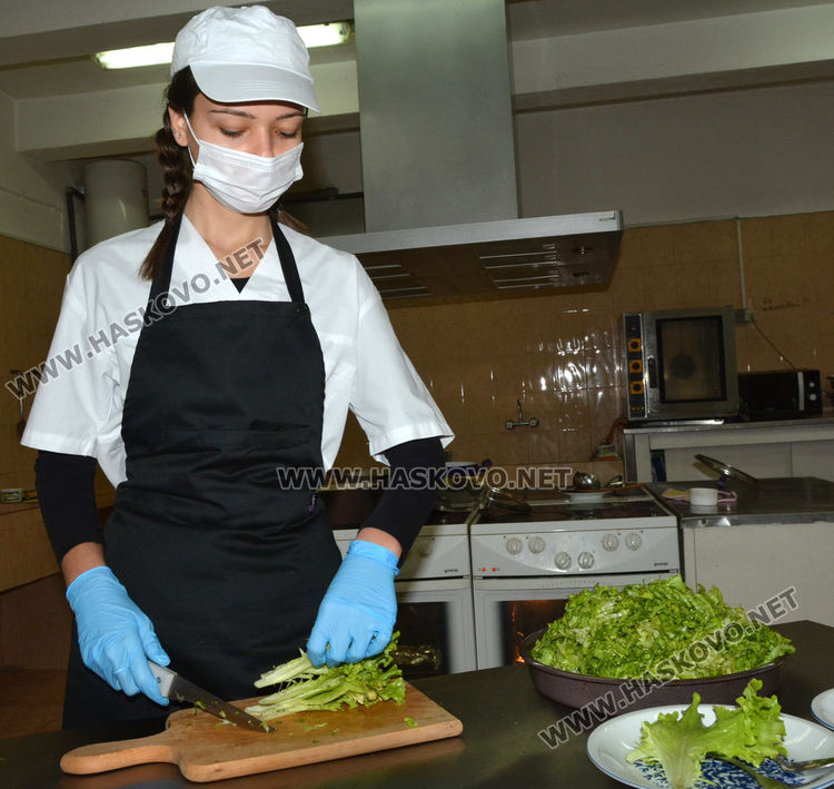 Гимназията по туризъм приготви обяд за медиците в Хасково след дарение от месар