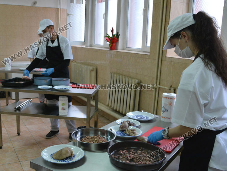 Гимназията по туризъм приготви обяд за медиците в Хасково след дарение от месар