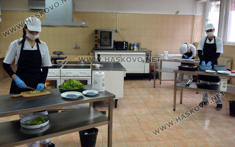 Гимназията по туризъм приготви обяд за медиците в Хасково след дарение от месар