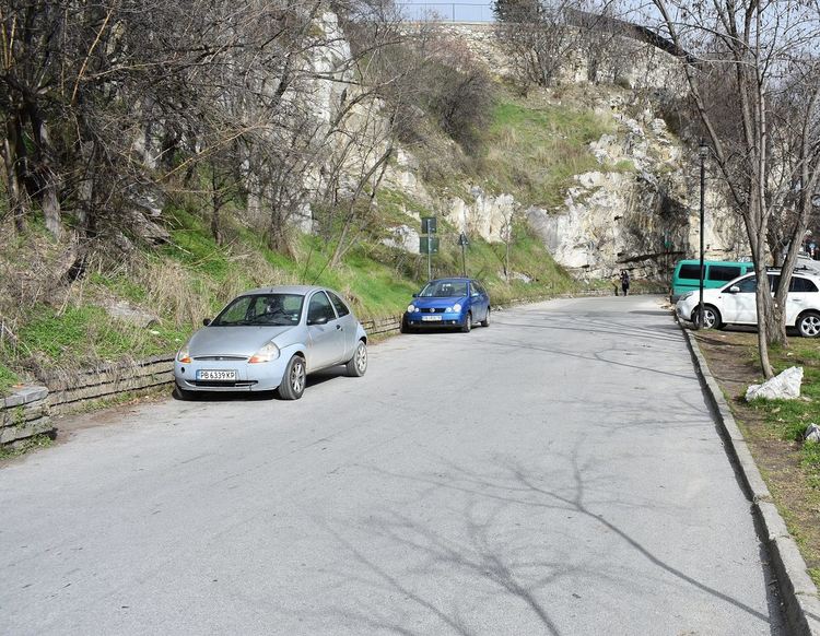 Забраняват спирането и паркирането на разклона за Асеновата крепост