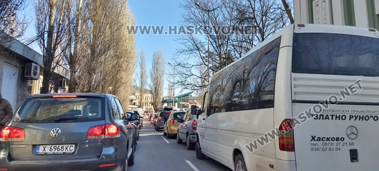 Задръствания от коли в центъра на Хасково, възстановиха движението след рязане на топола