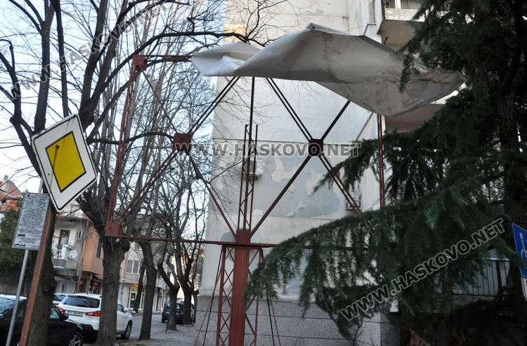 Вятърът отнесе покрив в двора на училище, контейнери запречиха движението на коли