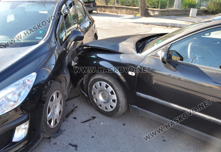 Пежо и Фолксваген се разбиха на кръстовището до Цигарената на неработещ светофар