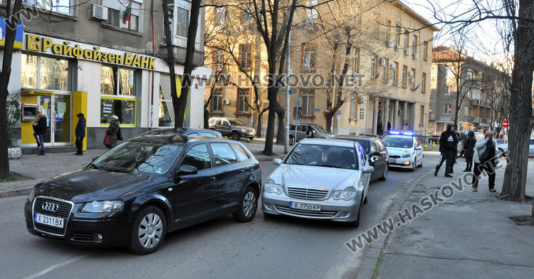 Верижна катастрофа затрудни движението до съда, пострада момиче