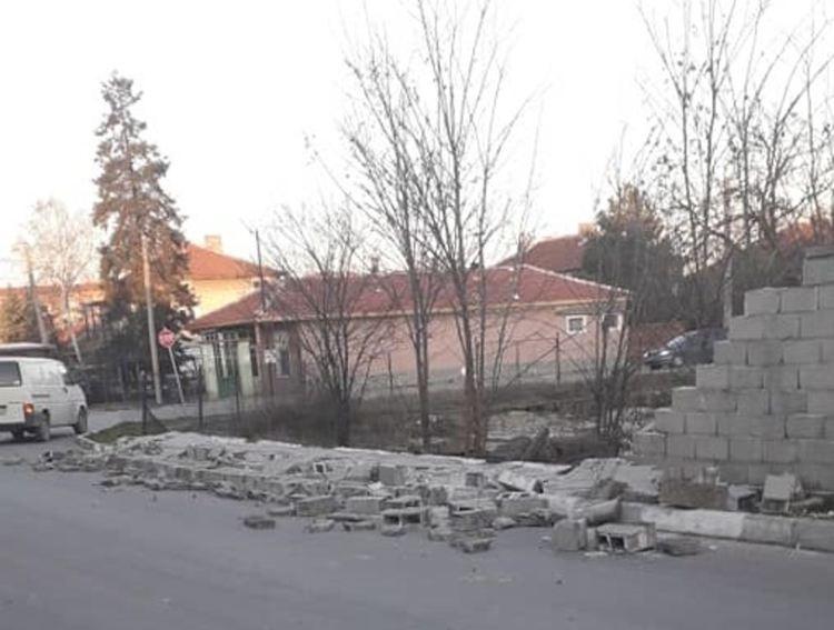 Силният вятър обезпокои първомайци