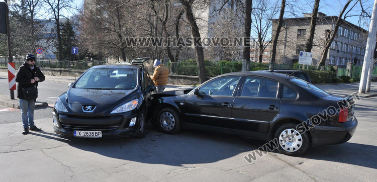 Пежо и Фолксваген се разбиха на кръстовището до Цигарената на неработещ светофар