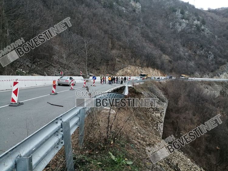 Пуснаха товарните камиони по пътя Девин-Кричим