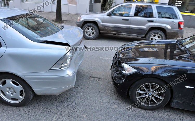 Верижна катастрофа затрудни движението до съда, пострада момиче