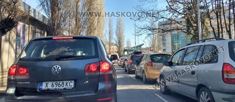 Задръствания от коли в центъра на Хасково, възстановиха движението след рязане на топола