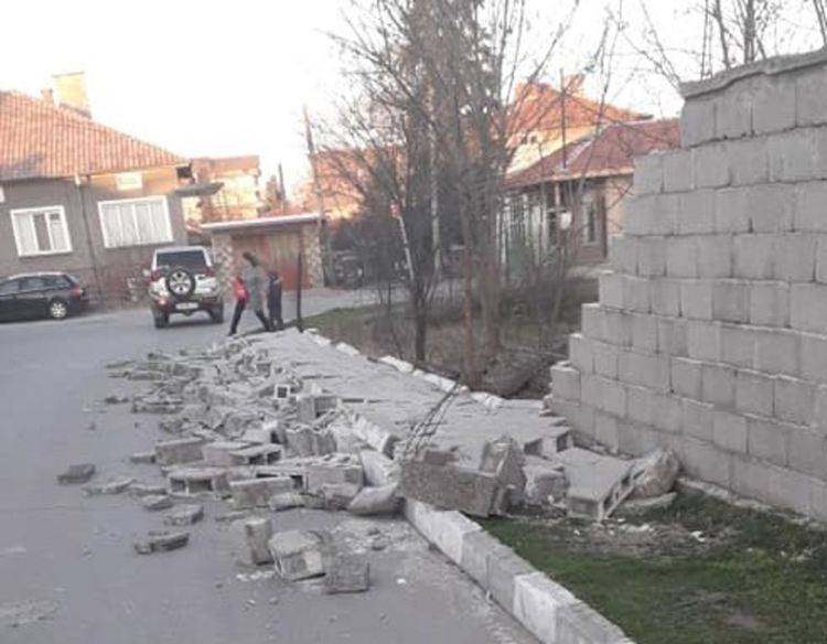 Силният вятър обезпокои първомайци