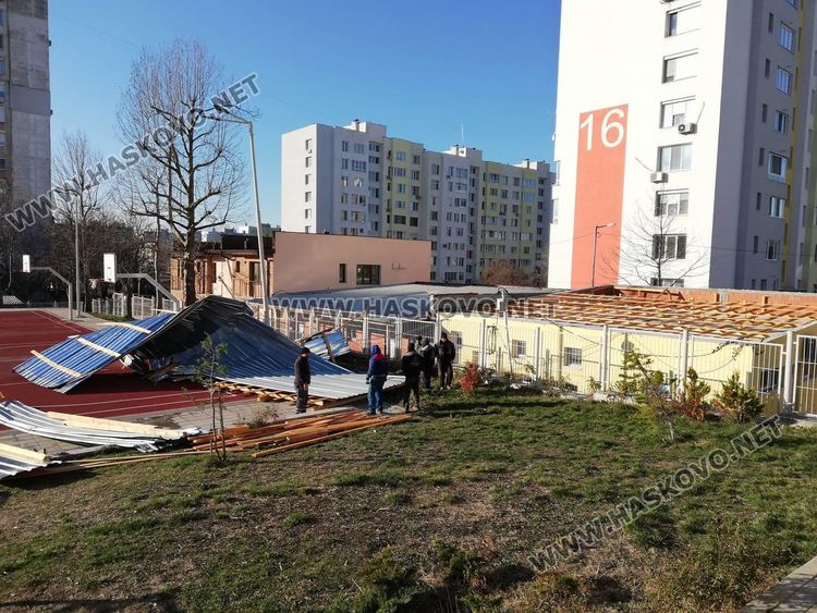 Вятърът отнесе покрив в двора на училище, контейнери запречиха движението на коли