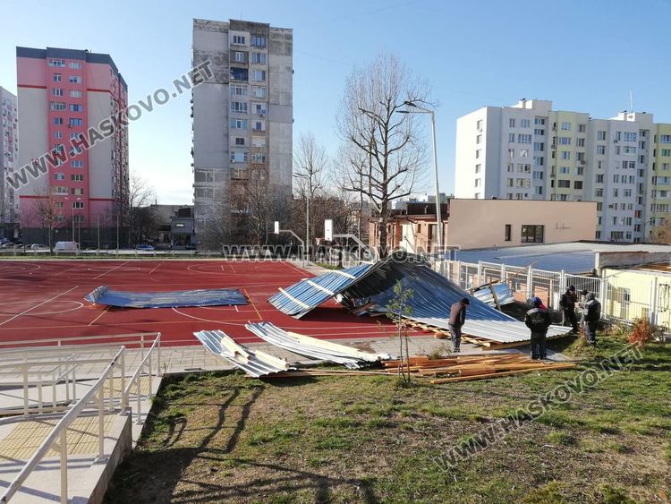 Вятърът отнесе покрив в двора на училище, контейнери запречиха движението на коли