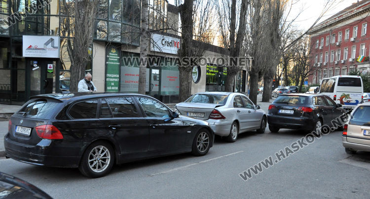 Верижна катастрофа затрудни движението до съда, пострада момиче