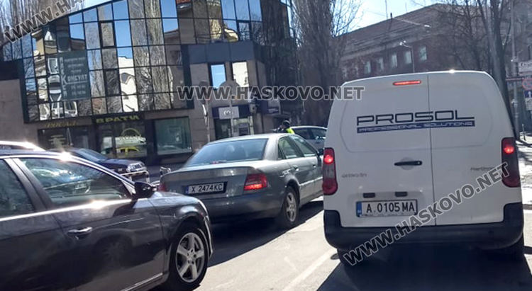 Задръствания от коли в центъра на Хасково, възстановиха движението след рязане на топола