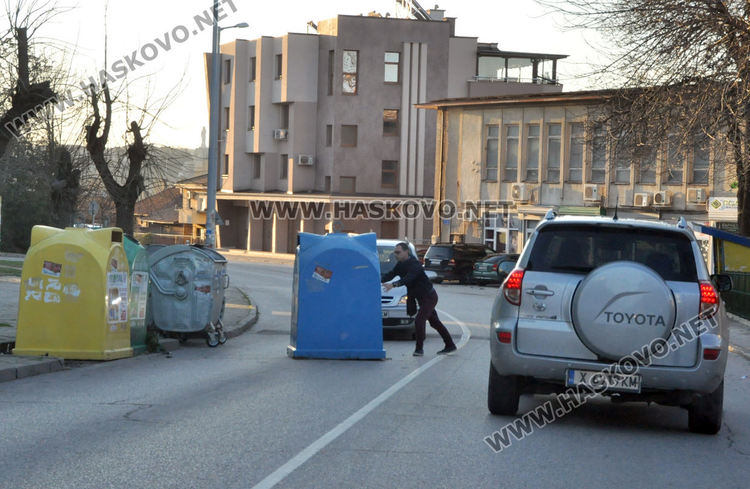 Вятърът отнесе покрив в двора на училище, контейнери запречиха движението на коли