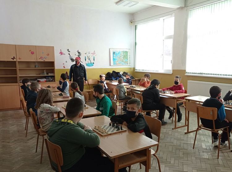 Шахматен турнир и дуел в ОУ "Проф.д-р Асен Златаров" в чест на патрона