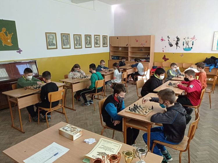 Шахматен турнир и дуел в ОУ "Проф.д-р Асен Златаров" в чест на патрона