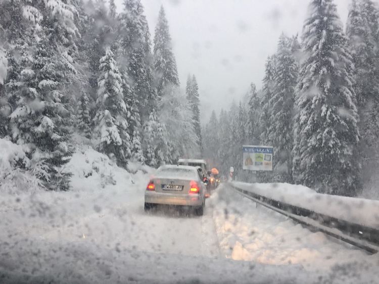 Снеговалеж на проходите, временно спряха движението на товарни автомобили