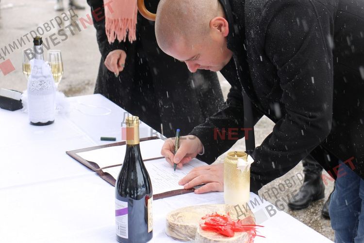 Сватба в снега пред металното сърце в деня на влюбените