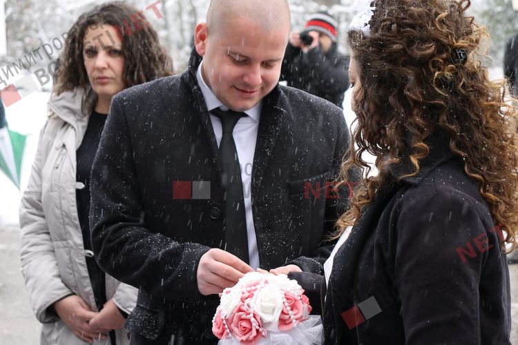 Сватба в снега пред металното сърце в деня на влюбените