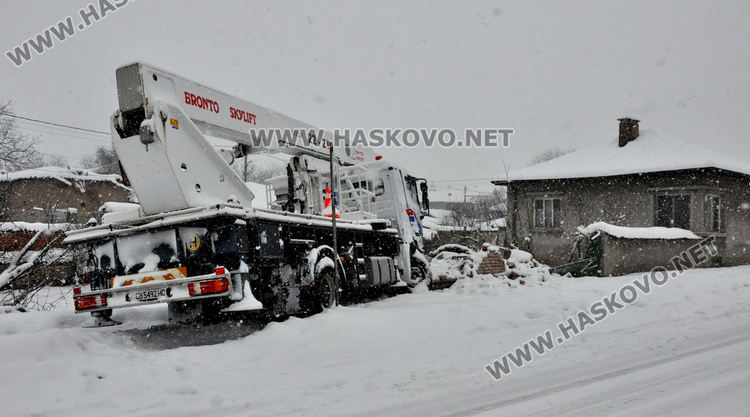 Камион кран не успя да вземе завой в Конуш и се заби в постройка