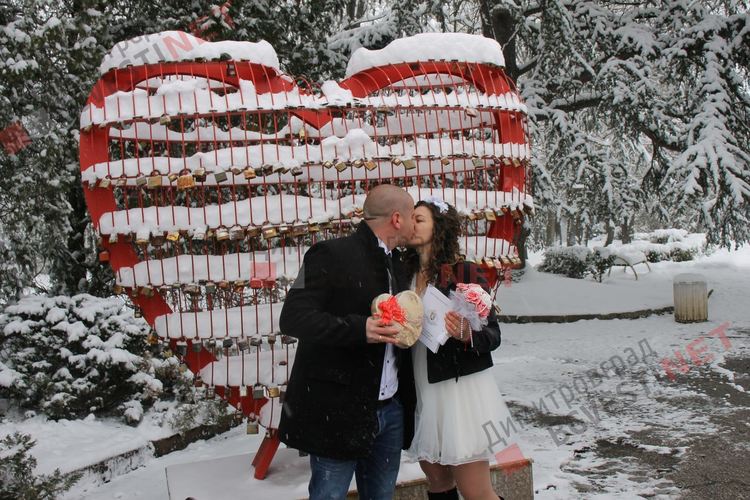 Сватба в снега пред металното сърце в деня на влюбените
