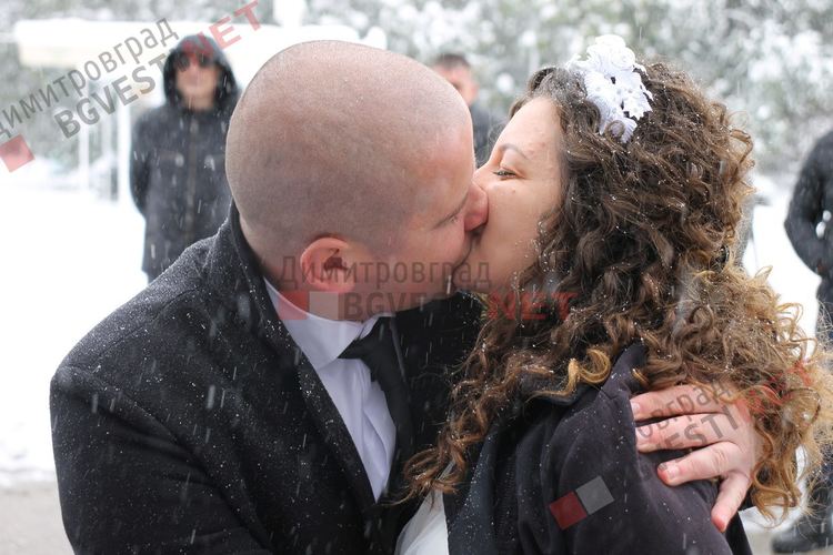 Сватба в снега пред металното сърце в деня на влюбените