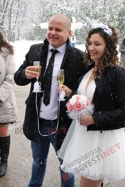 Сватба в снега пред металното сърце в деня на влюбените