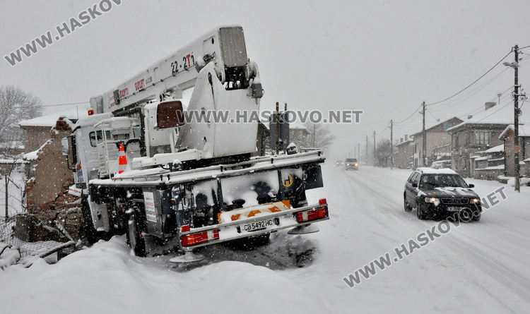 Камион кран не успя да вземе завой в Конуш и се заби в постройка