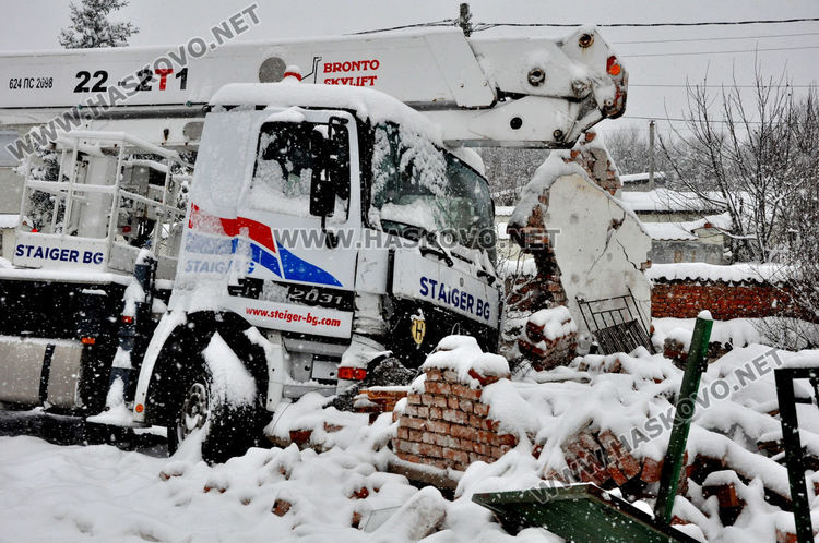 Камион кран не успя да вземе завой в Конуш и се заби в постройка