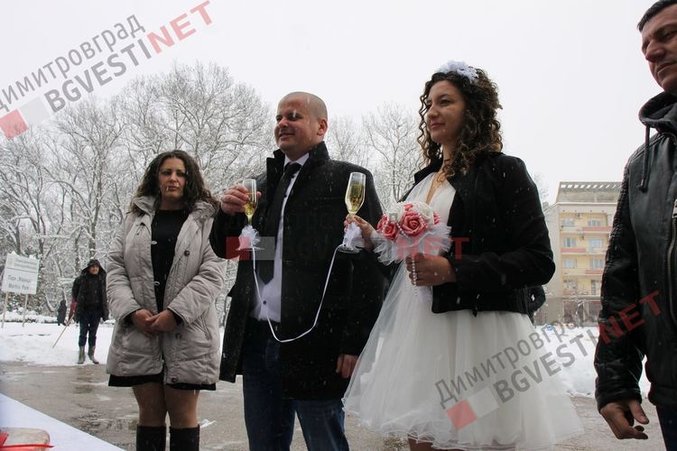 Сватба в снега пред металното сърце в деня на влюбените