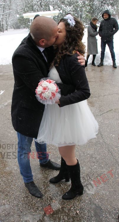 Сватба в снега пред металното сърце в деня на влюбените