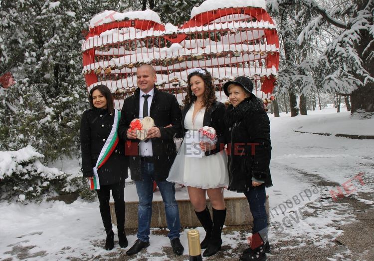 Сватба в снега пред металното сърце в деня на влюбените