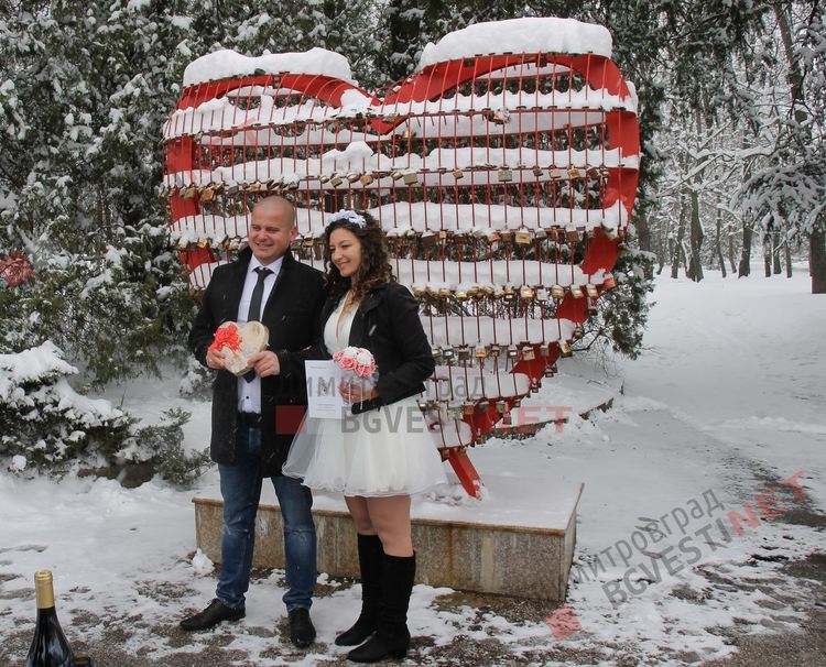 Сватба в снега пред металното сърце в деня на влюбените