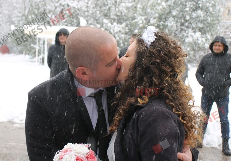 Сватба в снега пред металното сърце в деня на влюбените