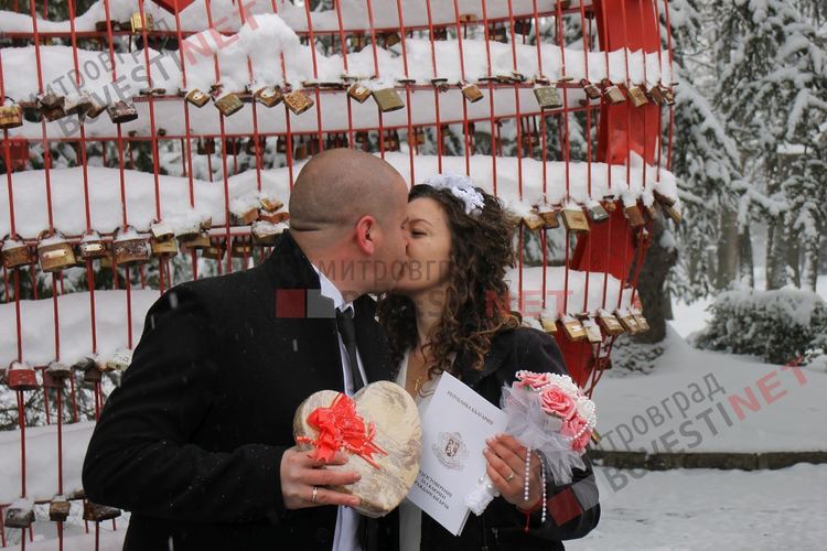 Сватба в снега пред металното сърце в деня на влюбените