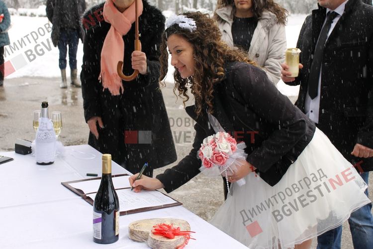 Сватба в снега пред металното сърце в деня на влюбените
