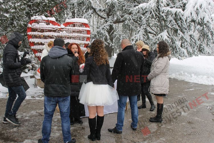 Сватба в снега пред металното сърце в деня на влюбените