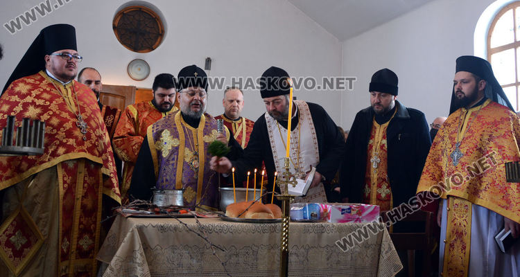 Заради снега в Харманли дядо Киприян освети лозовите пръчки в църквата