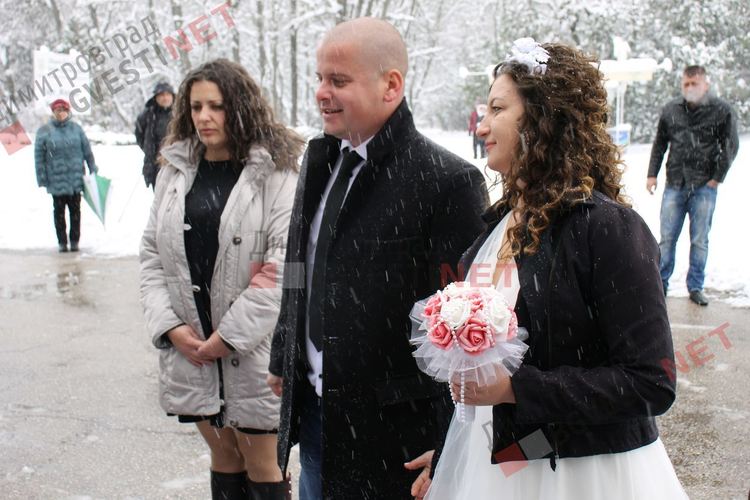 Сватба в снега пред металното сърце в деня на влюбените