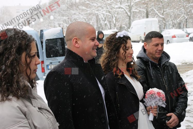 Сватба в снега пред металното сърце в деня на влюбените